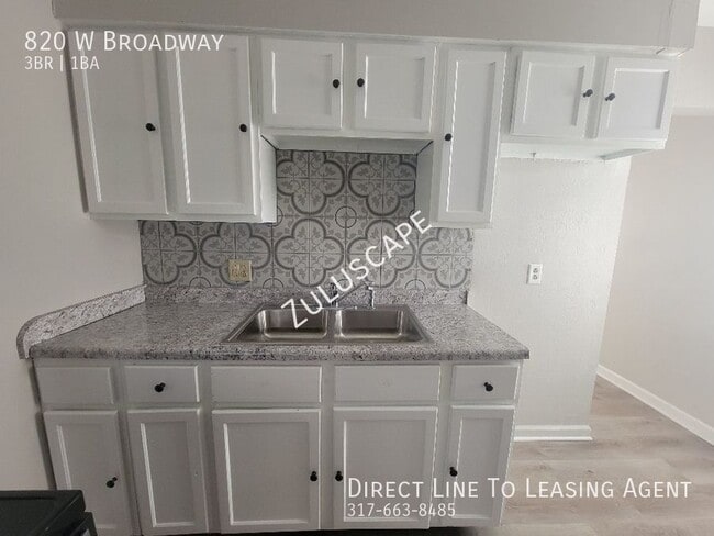Building Photo - 820 W Broadway-