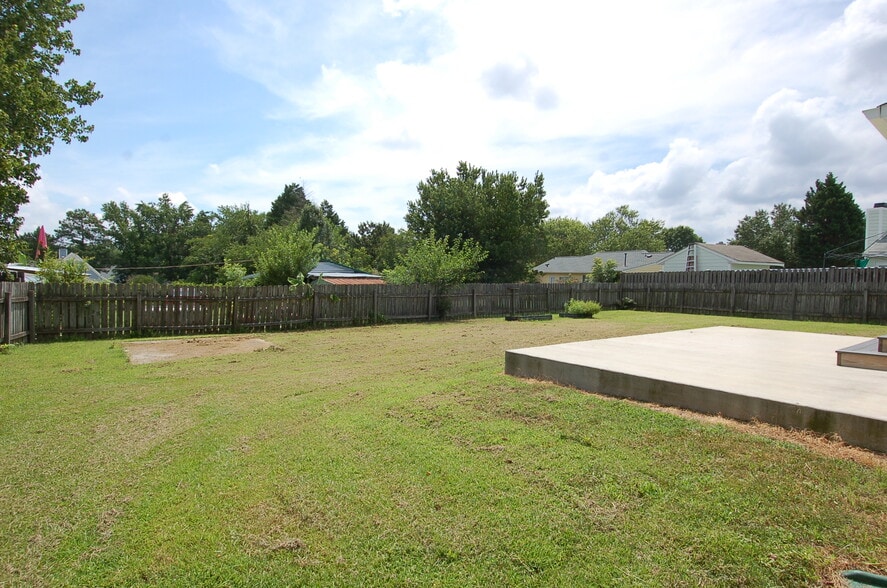 Building Photo - 705 S Hughes St