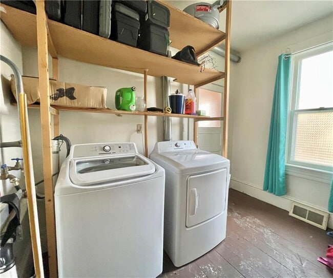 Building Photo - 4 bed 2 bath available June 1st