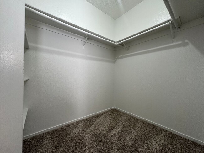 Building Photo - Spacious 2 Bed Townhome with Balcony, Washer/Dryer Included