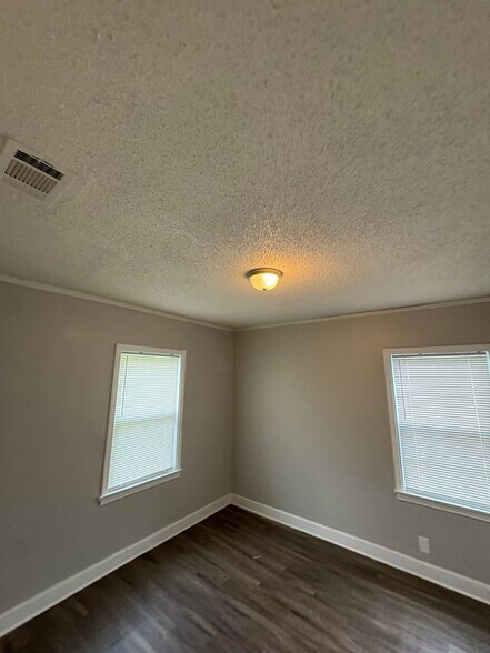 Building Photo - 993 Gordon St