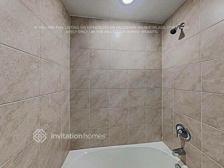 Building Photo - 453 SW Leona Dr