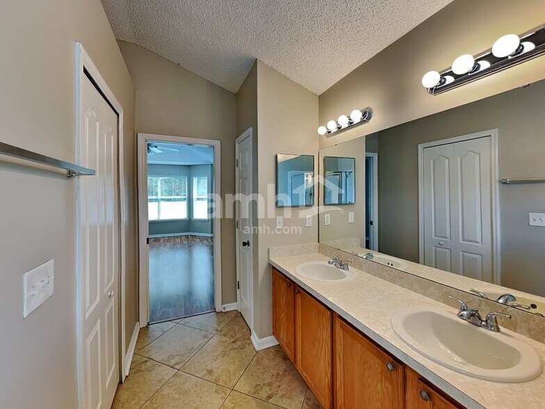 Building Photo - 220 Southlake Dr