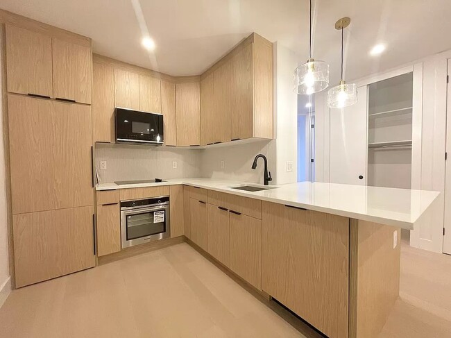 Primary Photo - 704 Eighth Avenue