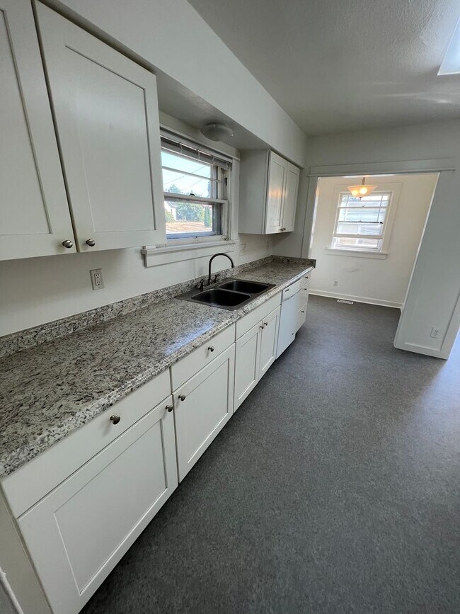 Building Photo - 3bd/1ba Craftsman in Tacoma