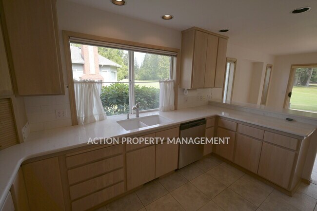 Building Photo - 2 bed + office, 2 bath, 2 car garage condo in Sunland