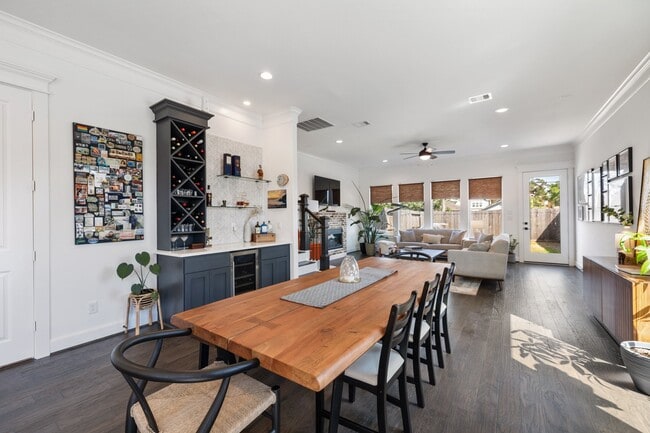 Building Photo - 817 W 19th St