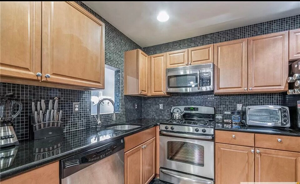 Building Photo - 115 Chariot Ct