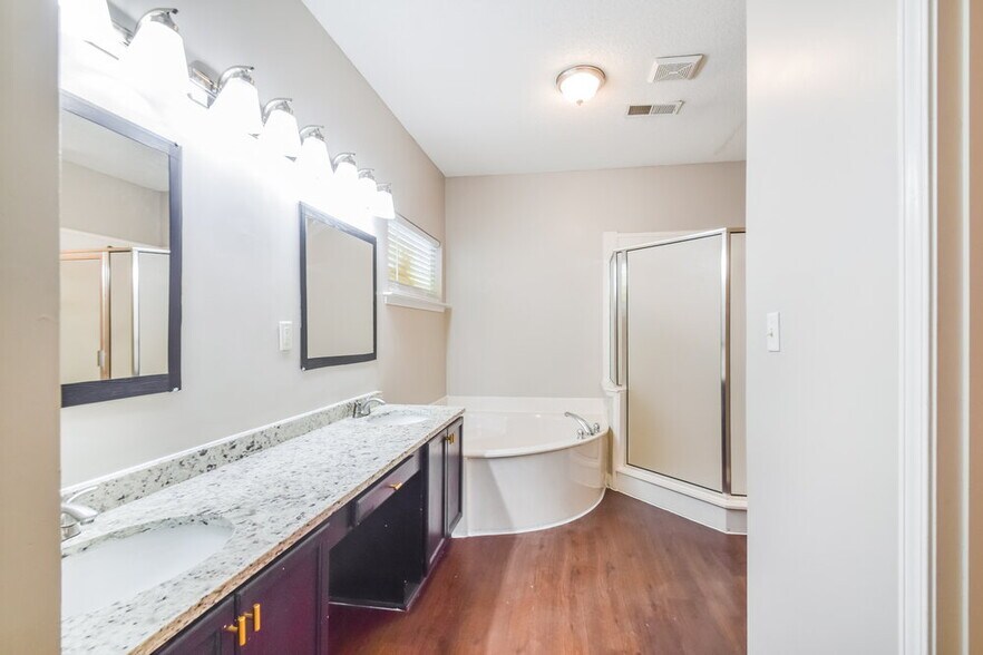 Building Photo - 10222 Green Moss Dr N