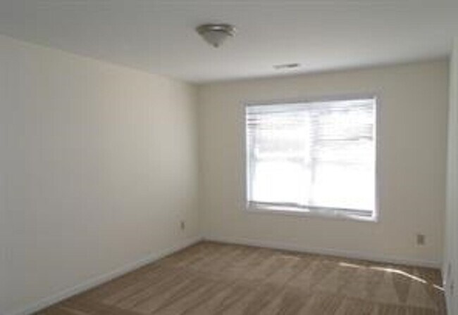 Building Photo - 661 Bartons Landing Pl