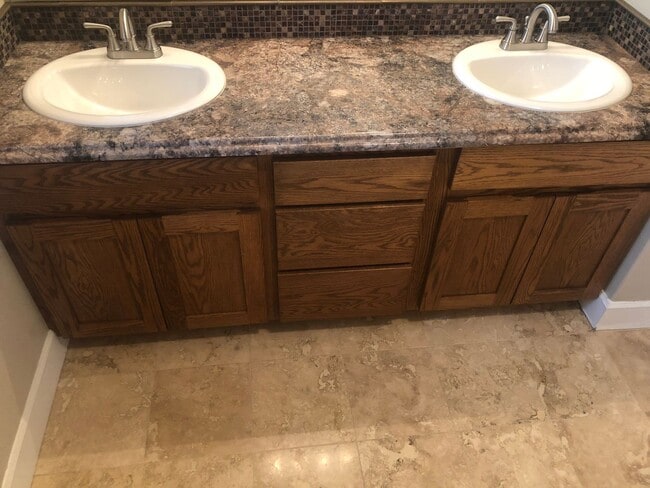 Building Photo - Newer 3 bedrooms 2.5 bathroom townhouse!