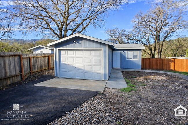 Building Photo - Updated 3 Bedroom Glen Ellen Home, Available Now!