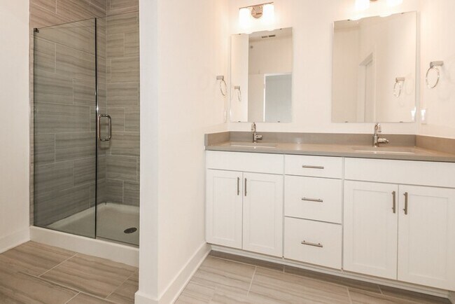 Building Photo - Townhome in Downtown Indianapolis
