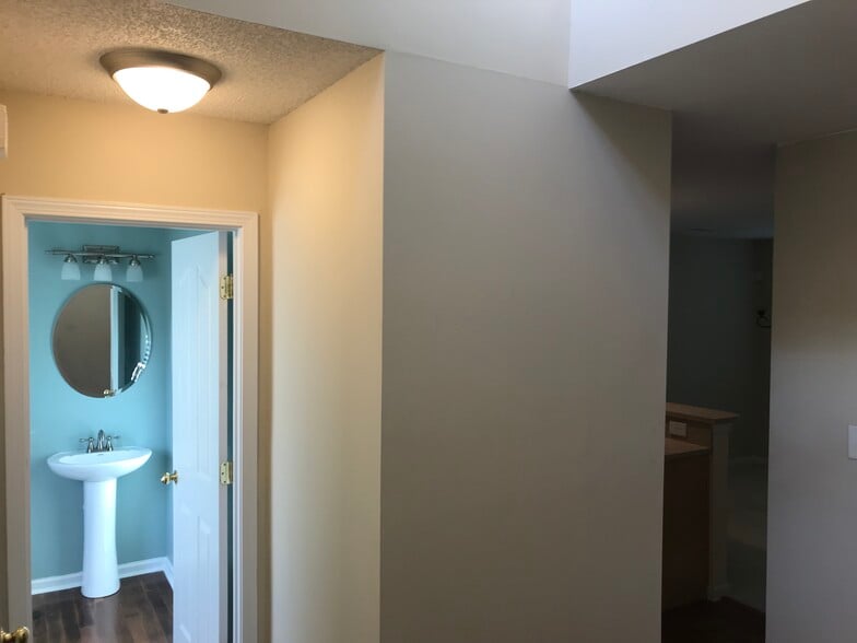 ENTRYWAY / DOWNSTAIRS HALF BATH - 2808 Cougar Hill Ct