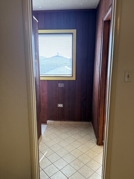 Building Photo - 330 E Fairview Ave