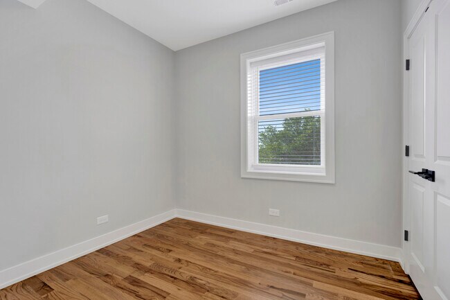 Building Photo - 2350 S Leavitt St