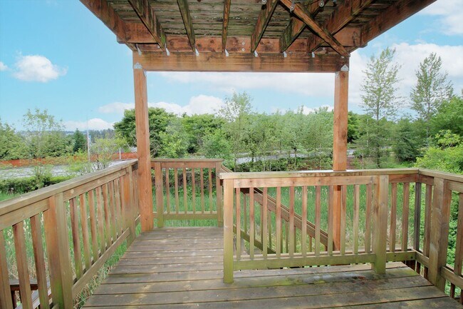 Building Photo - 3 Bedroom Luxury Townhouse in Beautiful Happy Valley