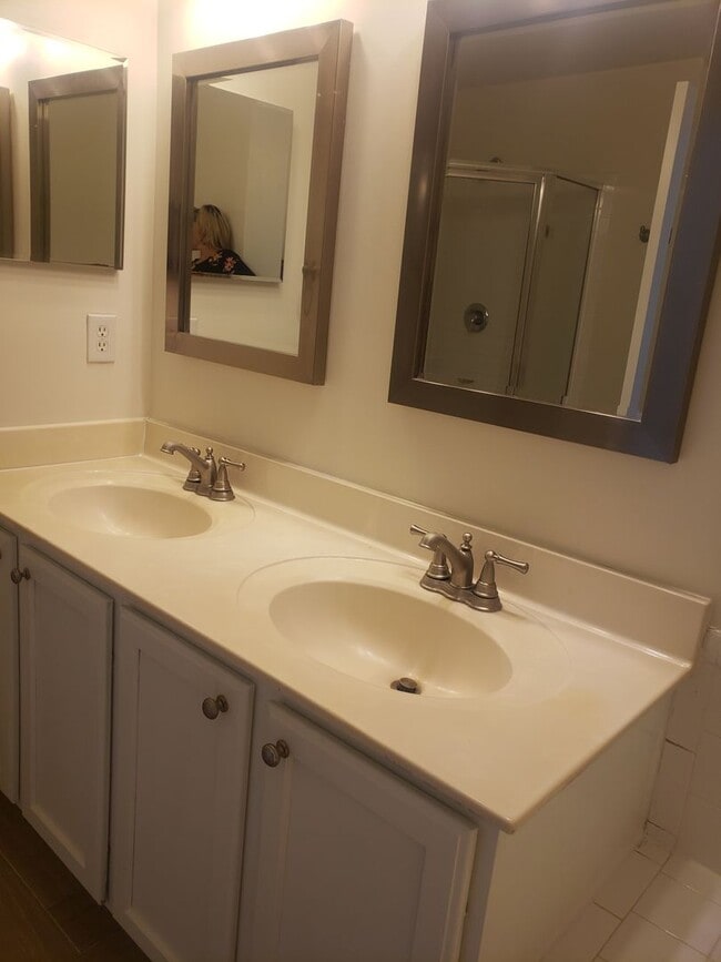 Building Photo - Gorgeous 3 Bedroom 3.5 Bathroom Brick Town...