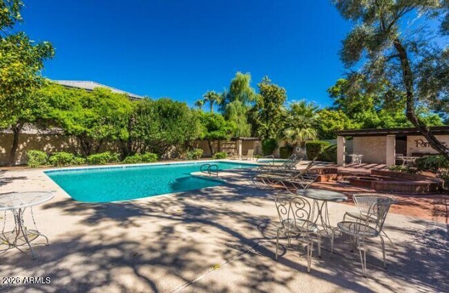 Building Photo - 2 E Loma Ln