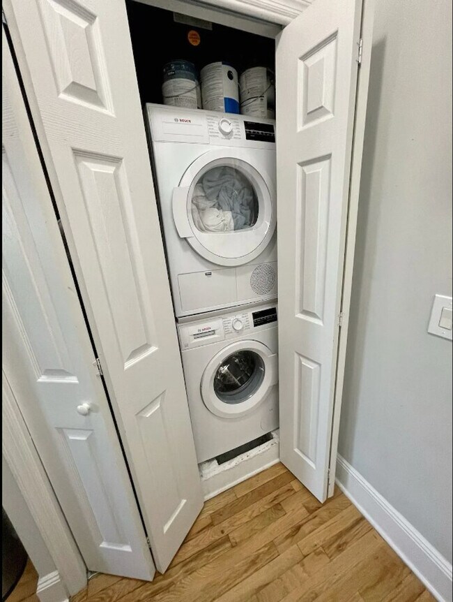 Building Photo - 446 W 50th St