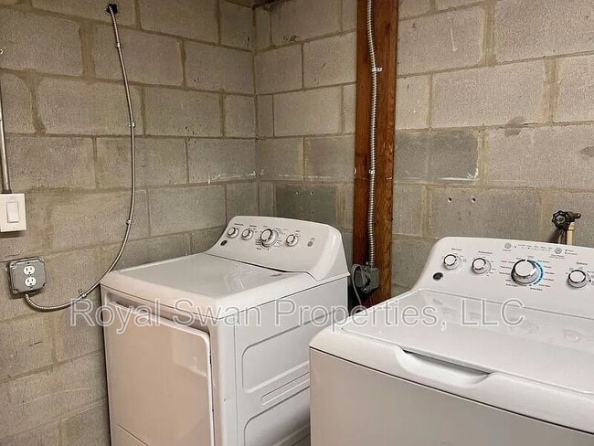 Building Photo - 114 Azalea St