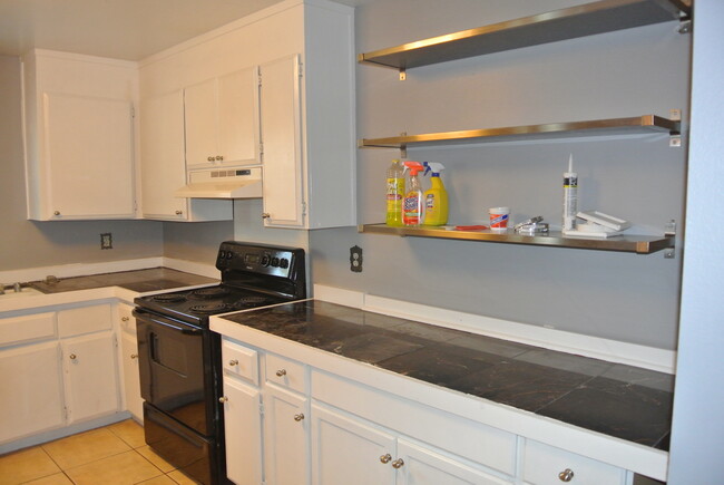 Building Photo - Adorable 2 bedroom, 1 bathroom In Pittsbur...
