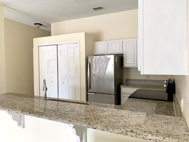 Building Photo - Location, Location, Location! Spacious Tow...