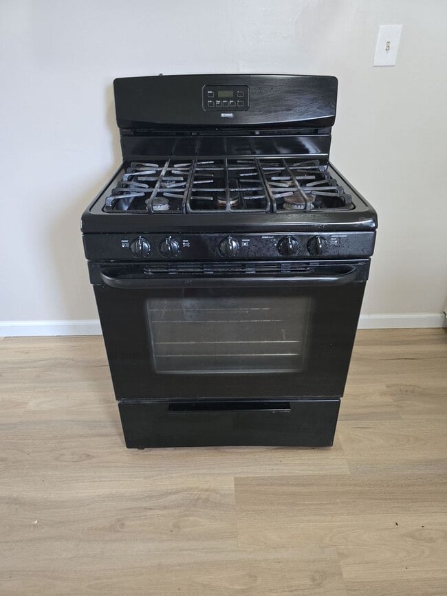 Building Photo - Enjoy this single family home with 3 bedrooms and 1 bathroom near downtown Bakersfield - COMING S...