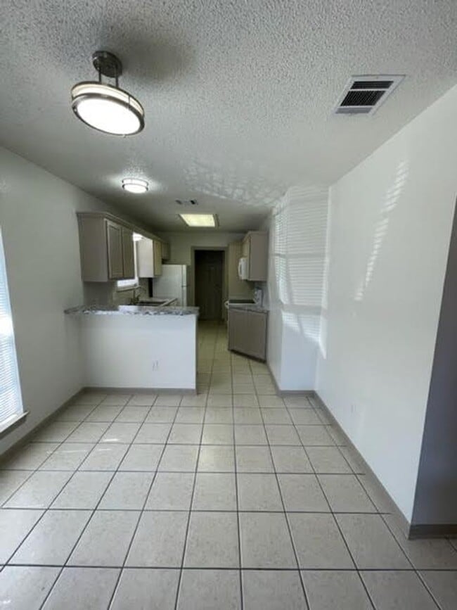 Building Photo - 928 Briar Dr