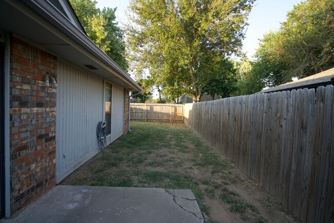 Building Photo - 2255b Donna Dr