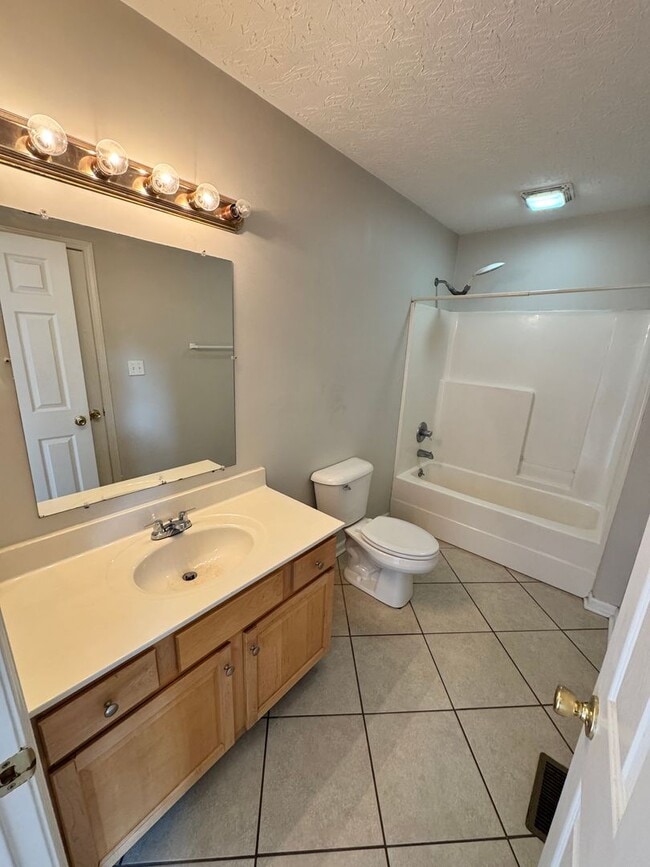 Building Photo - Comfortable 2-Bed, 2-Bath Home