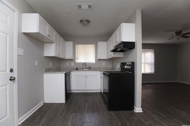 Building Photo - 10025 Whispering Pines Dr