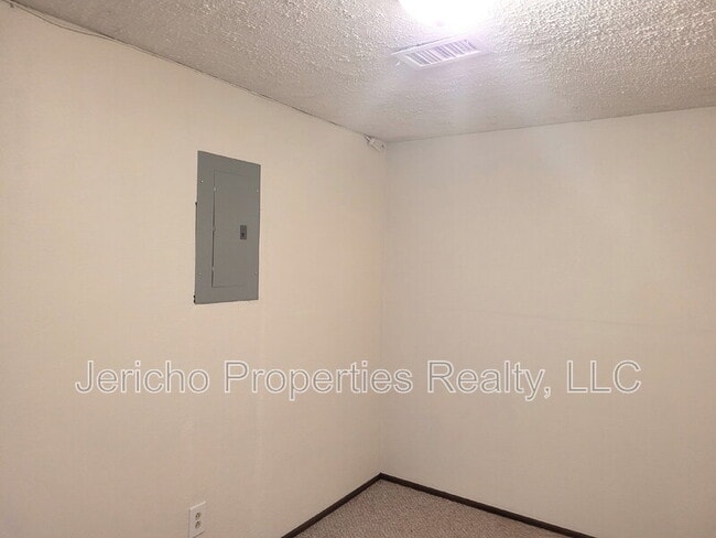 Building Photo - 8731 W Cornell Ave