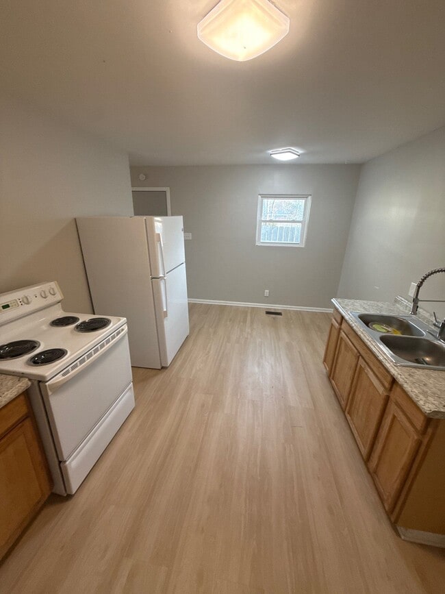 Building Photo - 6209 E 12th St