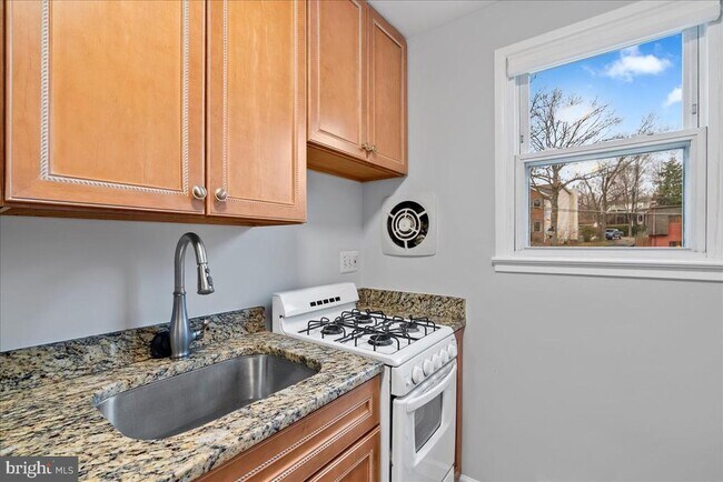 Building Photo - 945 N Barton St