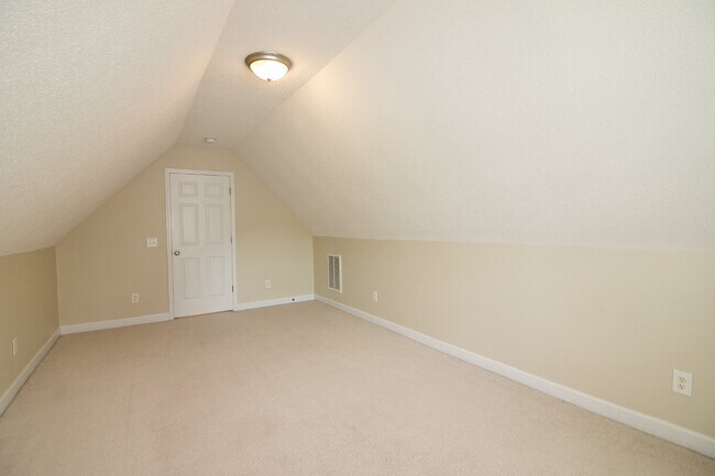 Building Photo - Great 3 bed + bonus house in Aberdeen