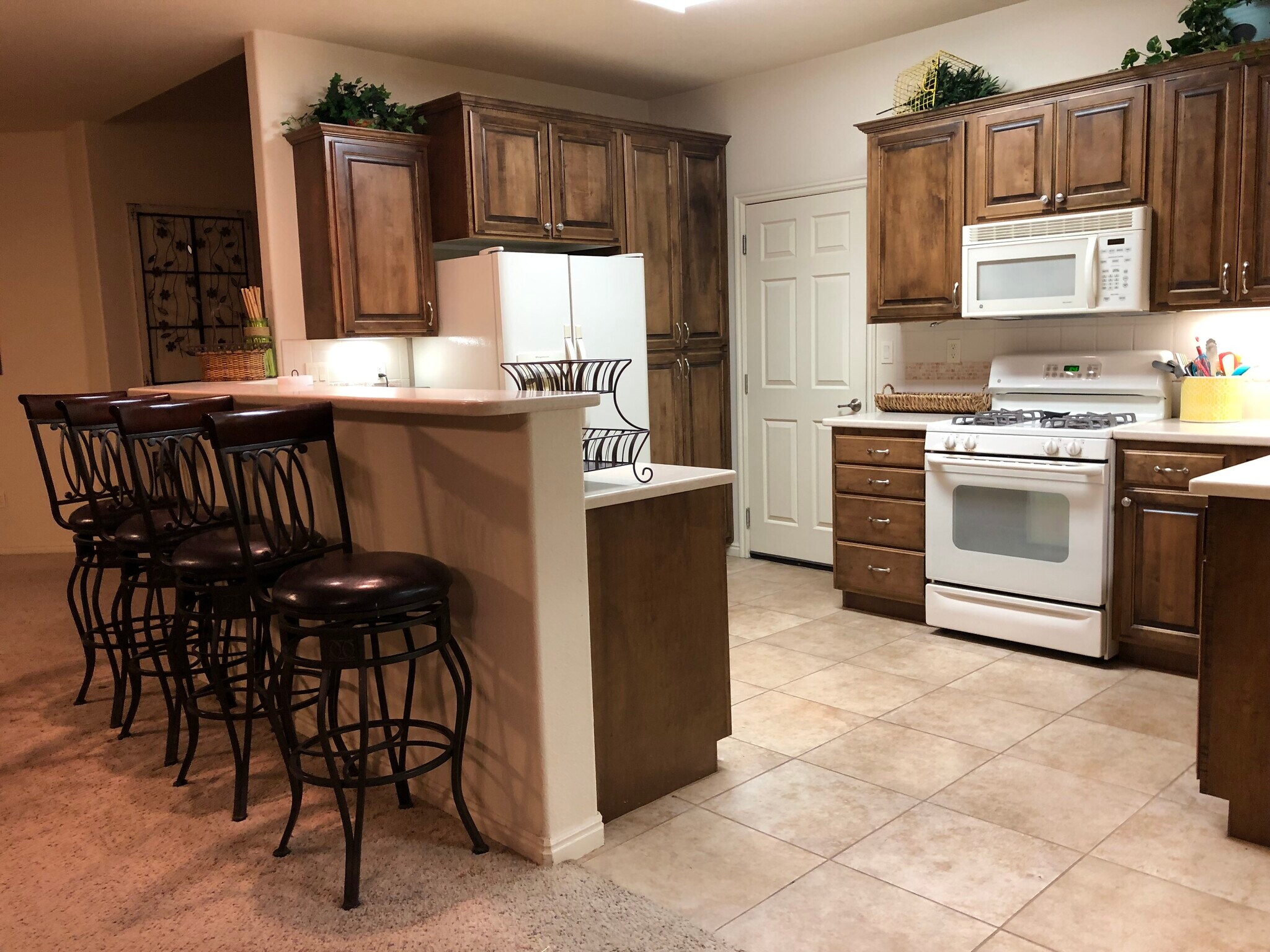 Kitchen and dining area - 1806 N Dixie Downs Rd