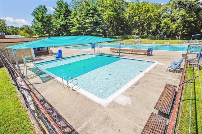 Building Photo - Great 2BR 2BA in Kenwood Forest Community in Downtown Bethesda