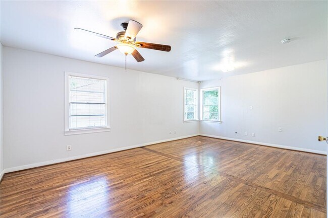Building Photo - 1726 Du Barry Ln