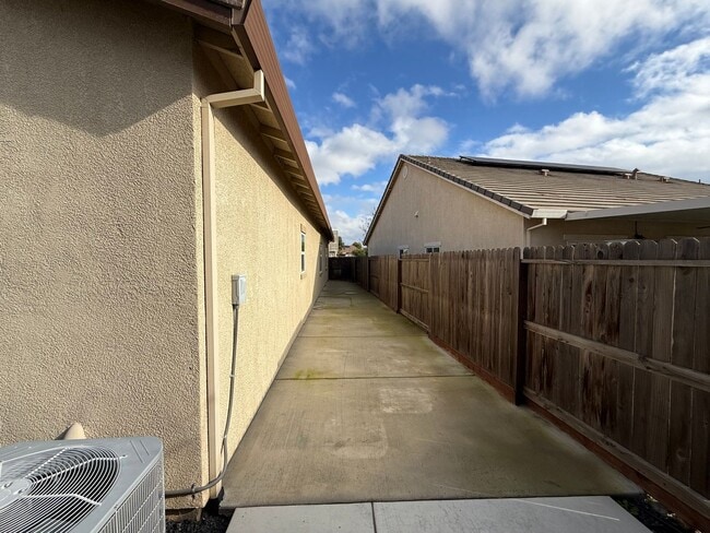 Building Photo - 4-bedroom single story in Manteca!