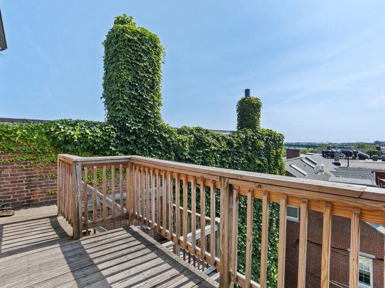 Building Photo - 18 Monument Sq