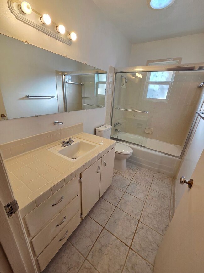 Building Photo - Spacious 3/4 bedroom, 2 bath home beautifu...