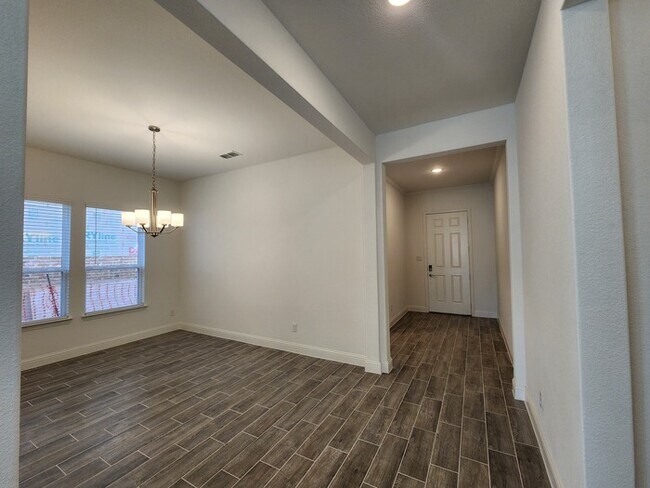 Building Photo - Move-in Special: 50% off second full month...