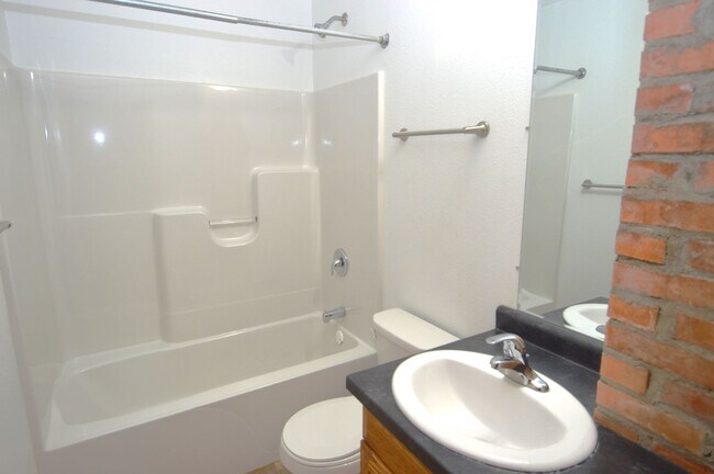 Building Photo - 5 Bedroom House for Rent