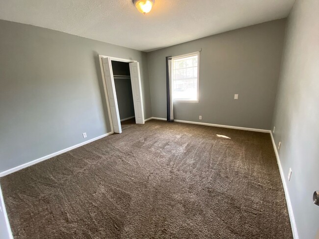 Building Photo - Awesome 3 bed 2 bath Townhome near Hospita...