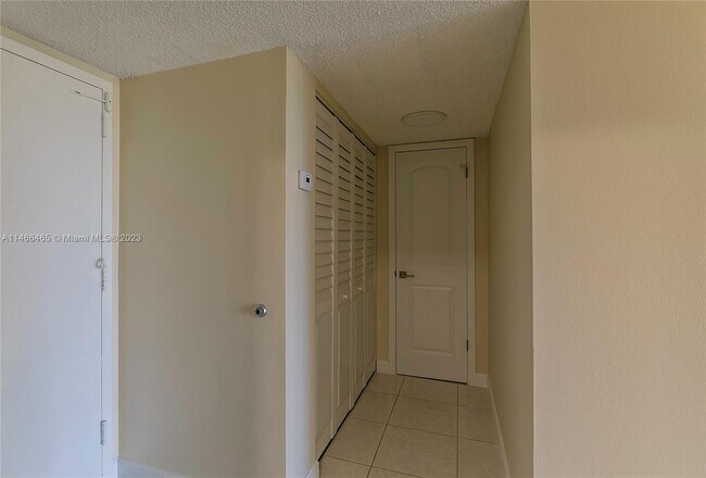 Building Photo - 13120 SW 92nd Ave