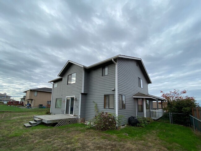 Building Photo - 3 Bedroom 2.5 Bath in North East Tacoma