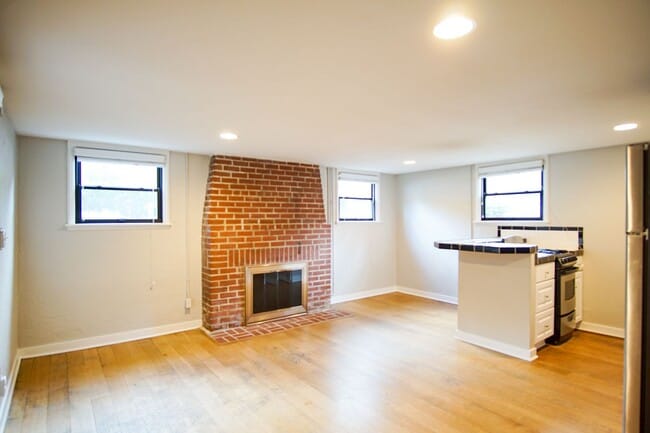 Building Photo - Look and Lease Special! Adorable & Cozy NW 1 Bdr w/Fireplace + Hardwoods!