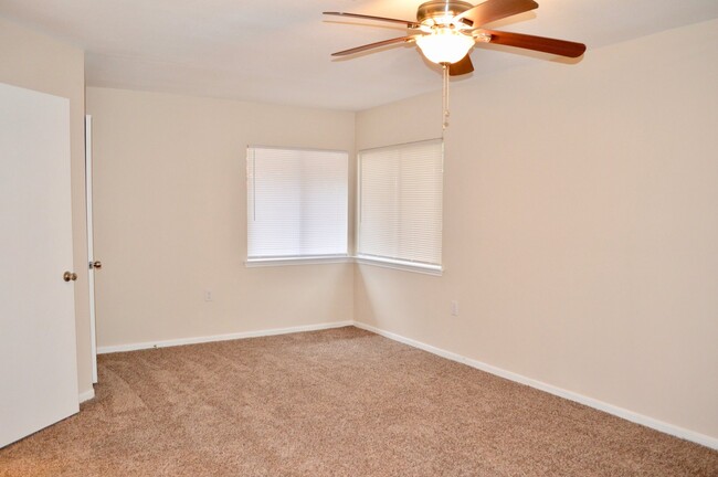Building Photo - Nicely updated single story 4/2 Ready for ...