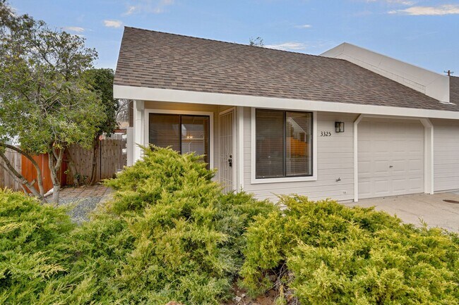 Building Photo - Updated 2 Bed, 2 Bath Duplex with Private Fenced Yard in Rescue!